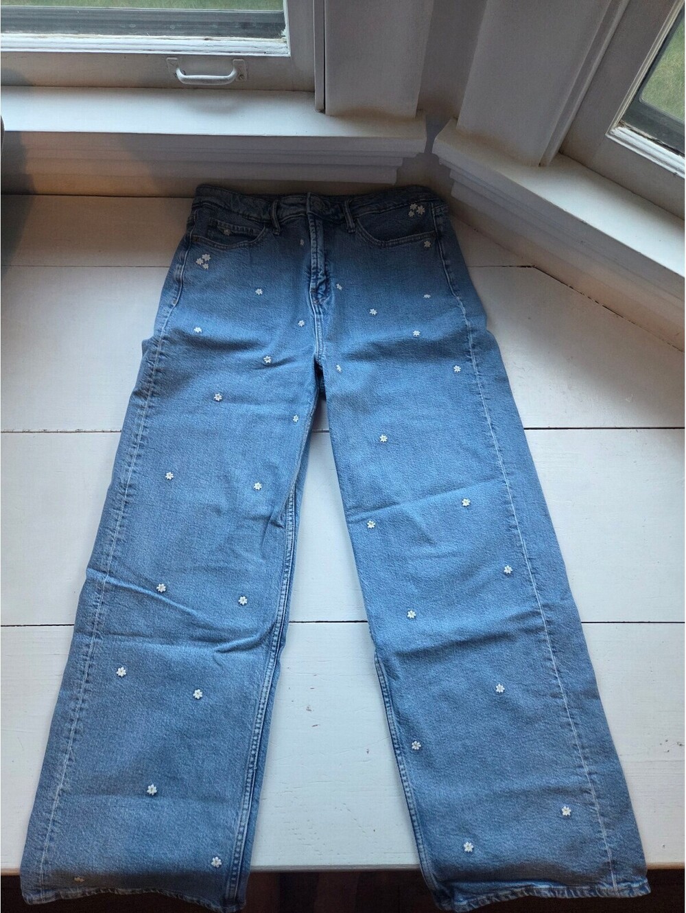 Old Navy Extra High-Rise Sky-Hi Wide Leg Jeans Size 10 with White Floral Embrodi